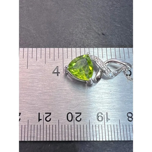Trilliant cut peridot and sterling silver pendant and 18 inch chain - Picture 6 of 9
